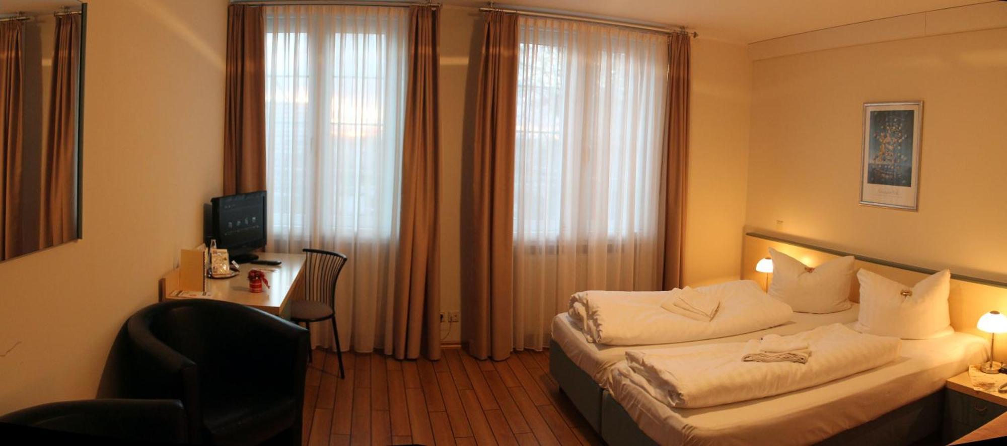 Land-Gut-Hotel- Weisser Schwan Zossen Exterior foto